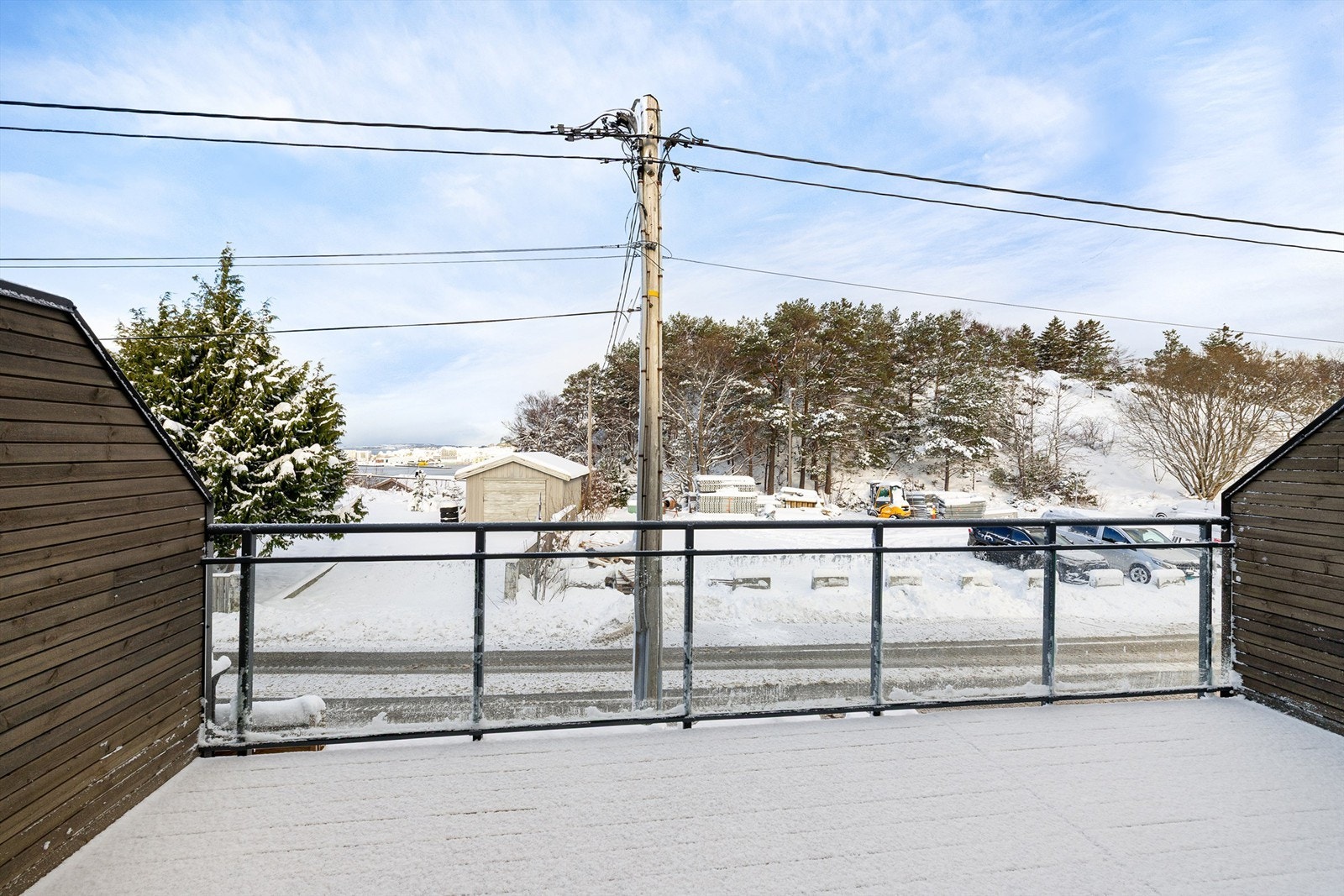 Skjermet veranda med god plass til utemøbler. Galleribilde