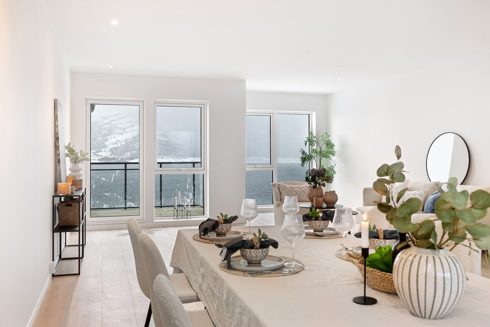 Spisestue med nydelig utsikt. Galleribilde