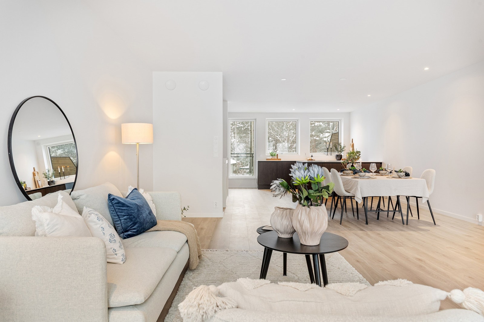 Etasjen byr på naturlig soneinndelinger mellom stue og spisestue. Galleribilde