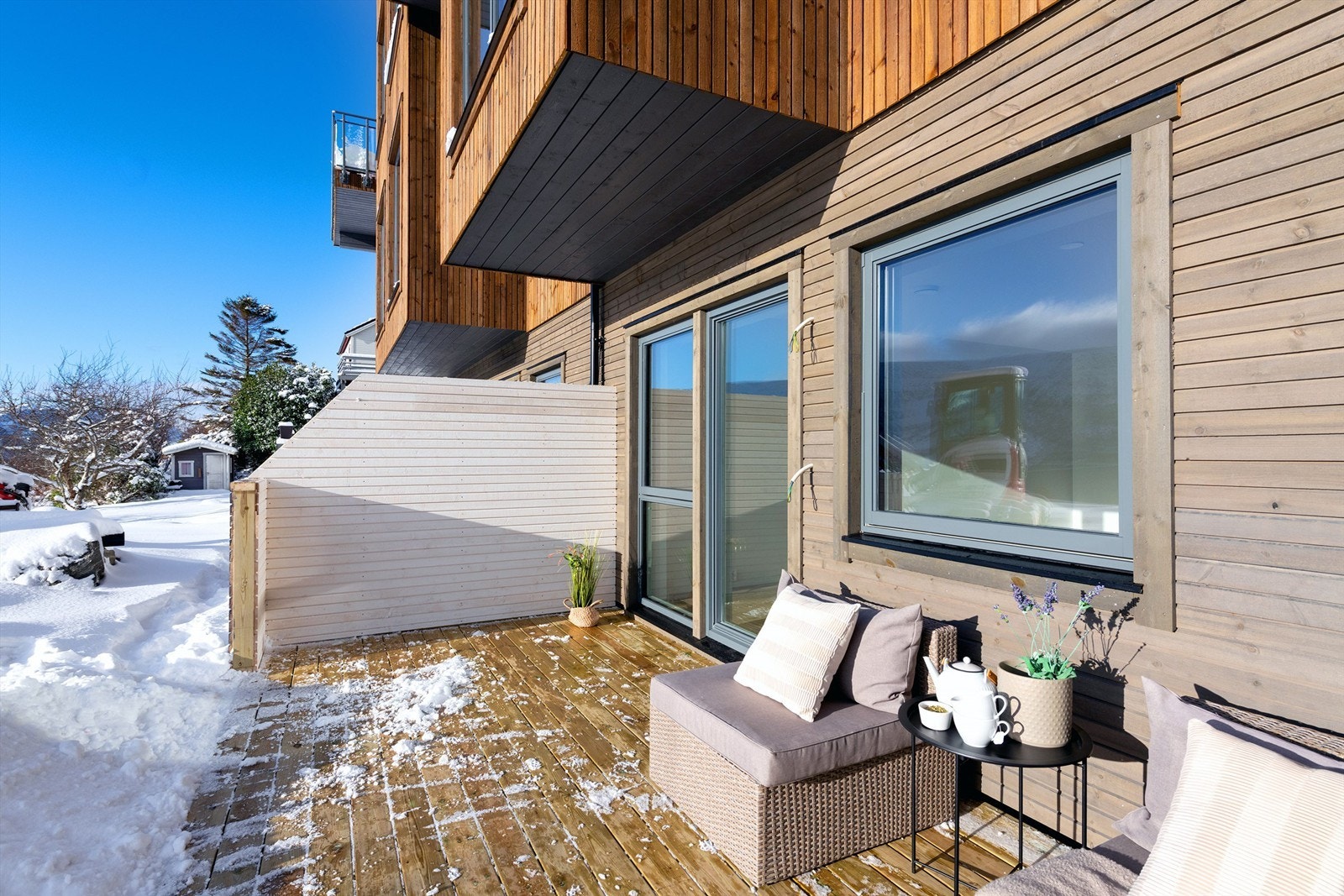 Terrasse på bakkeplan med flotte solforhold. Galleribilde