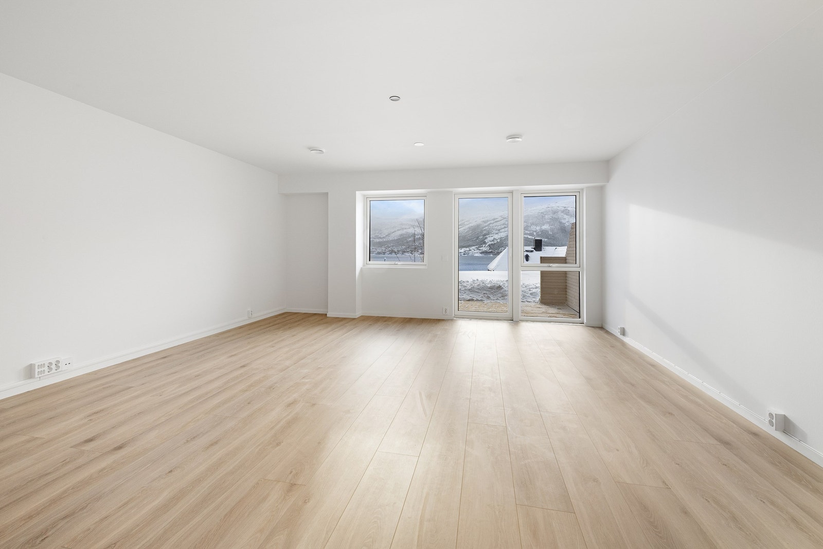 Kjellerstue med utgang til terrasse. Galleribilde