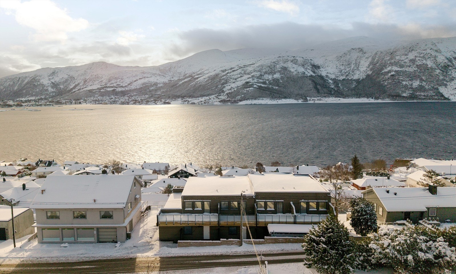 Fra boligen kan du nyte vakker utsikt over fjord og fjell. Galleribilde