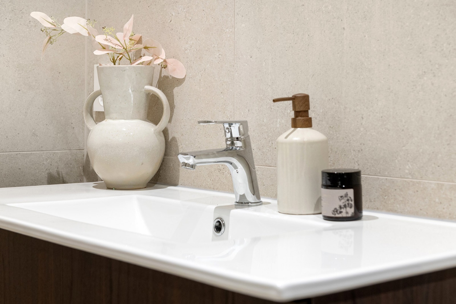 Stilren servant med underskap som gir god oppbevaringsplass. Galleribilde