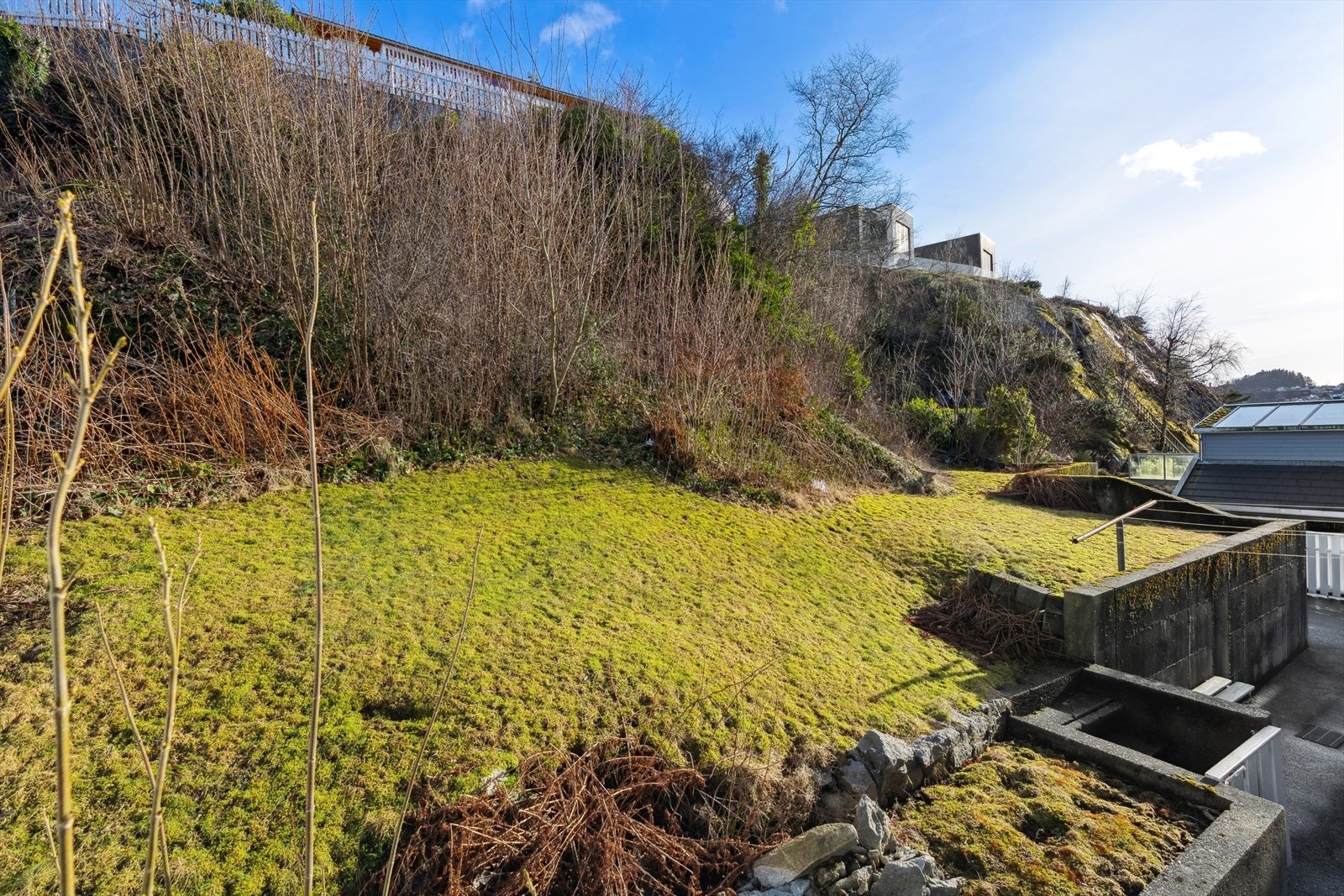 stor tomt på baksiden av huset Galleribilde