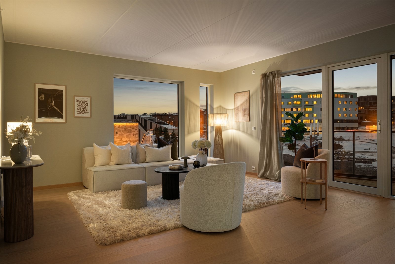 Den åpne romfølelsen og utsikten mot nærområdet skaper en harmonisk atmosfære. Galleribilde