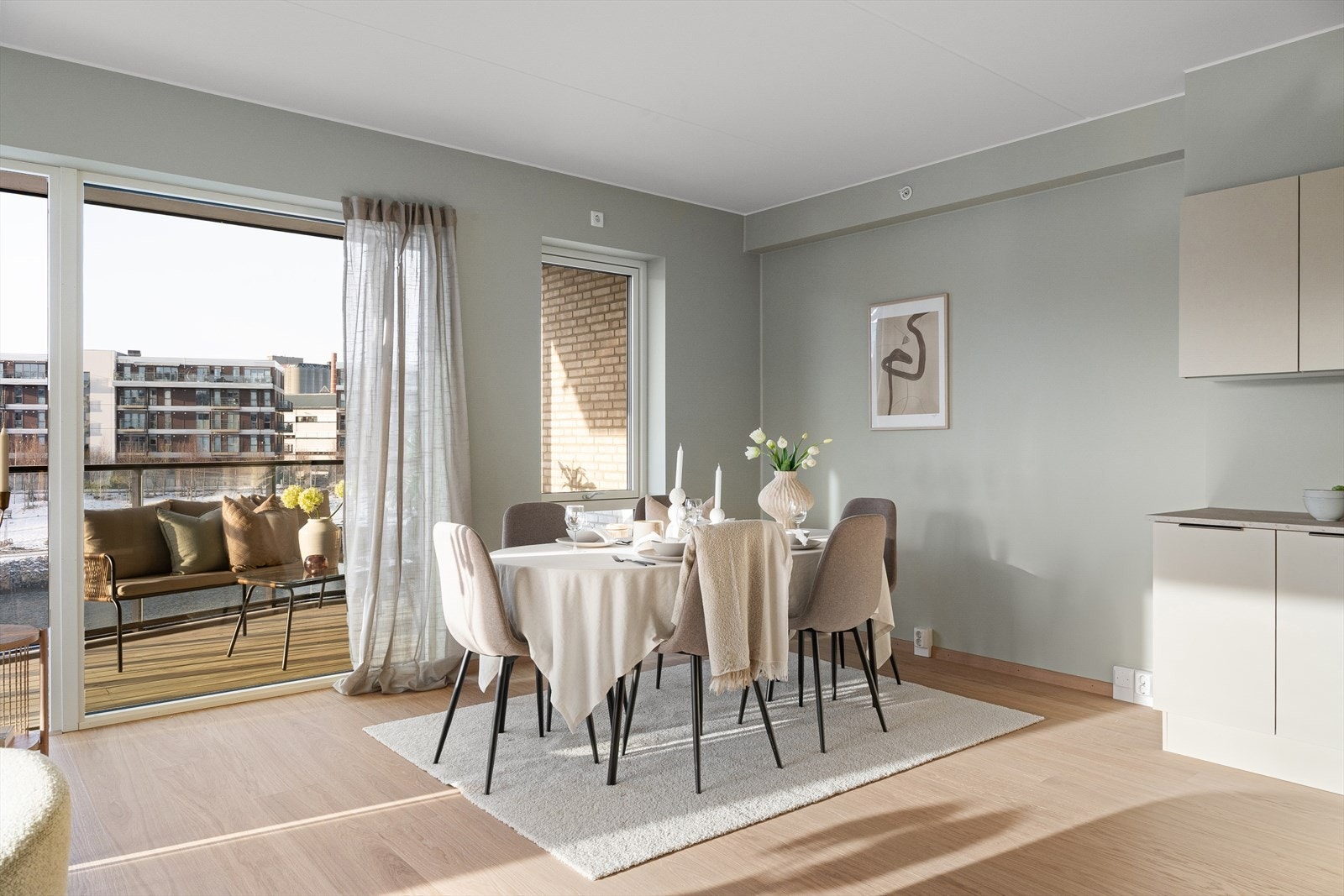 Innbydende spiseområde med god plass til gjester. Galleribilde