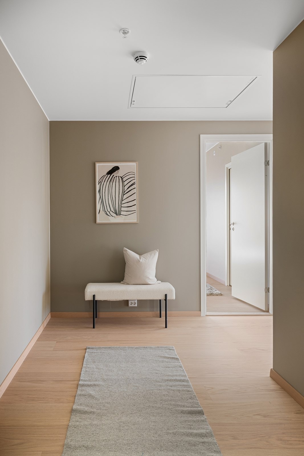 Lys og funksjonell gang med gjennomgående parkett. Galleribilde