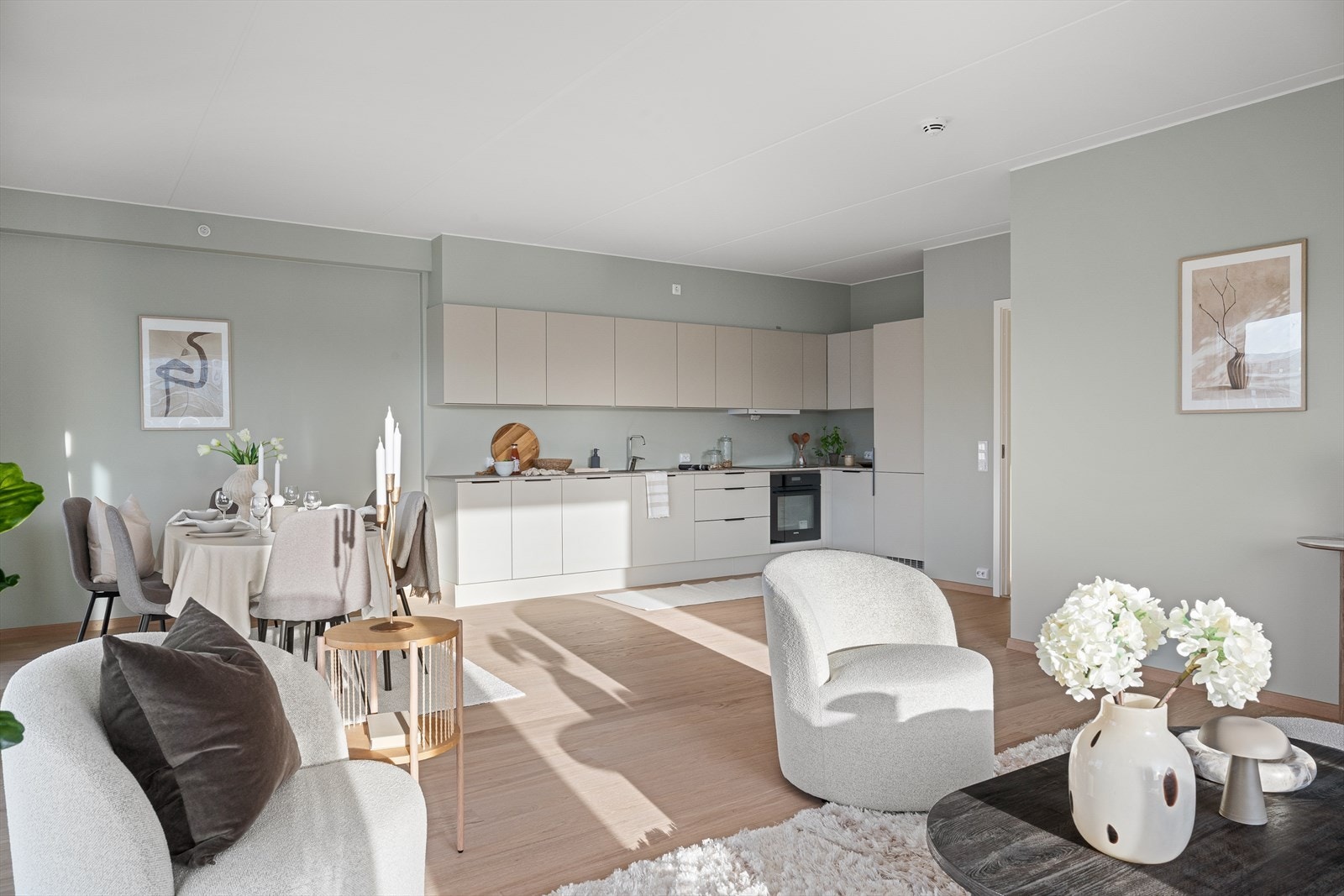 Velproporsjonert oppholdsrom hvor kjøkken, spiseplass og stue bindes naturlig sammen. Galleribilde