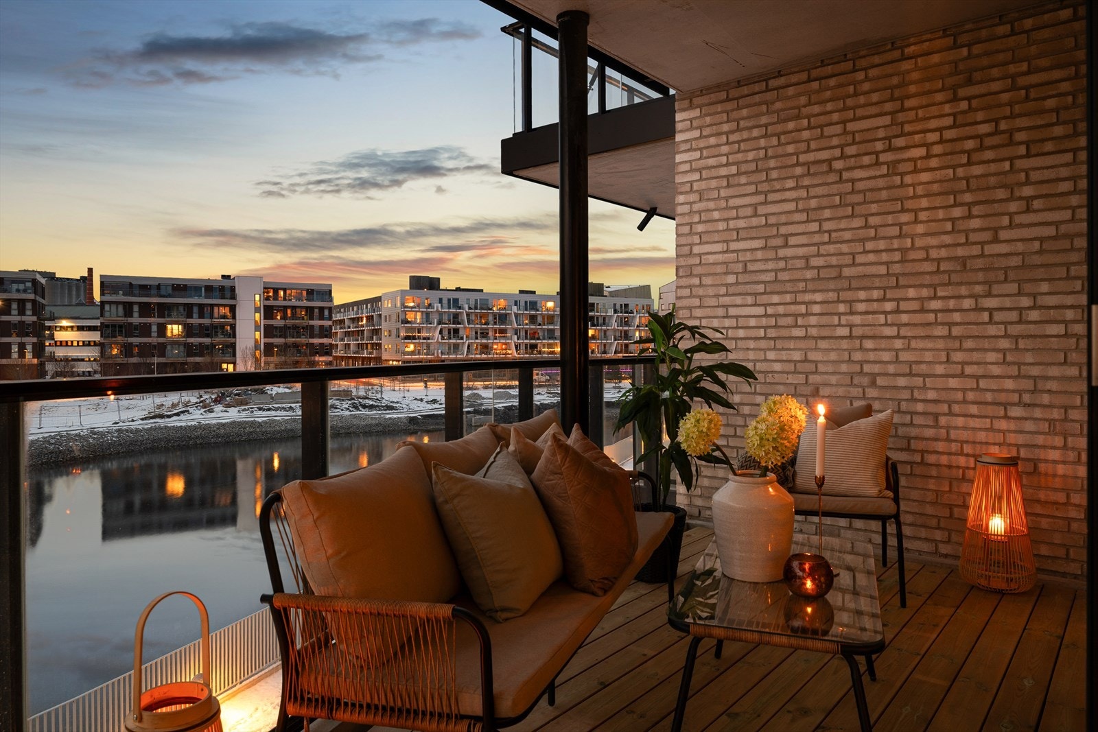 Lun og innbydende atmosfære. Perfekt for rolige kvelder med utsikt mot det maritime nærområdet. Galleribilde