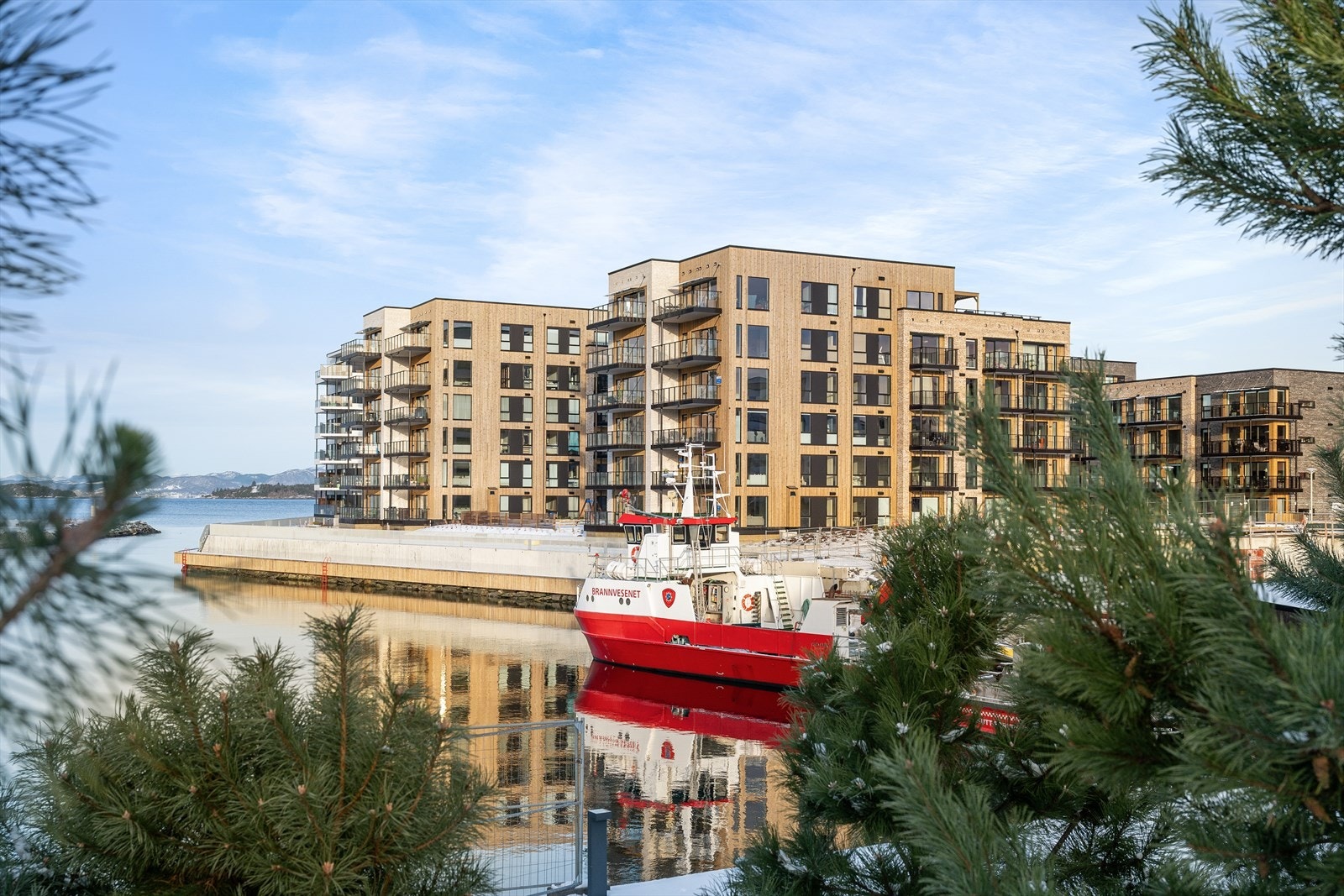 Moderne og arkitektonisk tiltalende bebyggelse i første rekke mot sjøen. Galleribilde