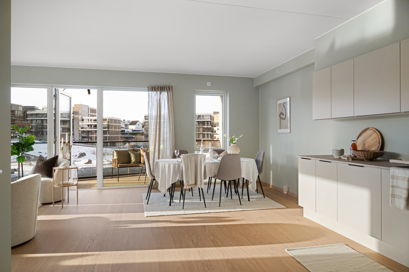 Lys og elegant spiseplass med store vindusflater. Galleribilde