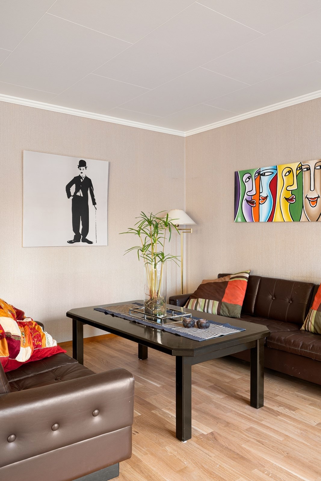 Stuen har god plass til både sofagruppe og øvrig møblement etter behov. Galleribilde