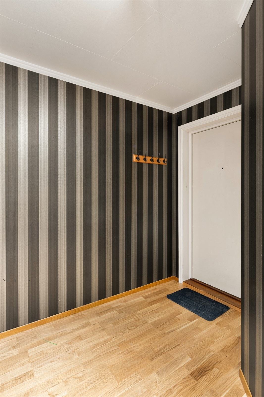 Romslig entré. Galleribilde