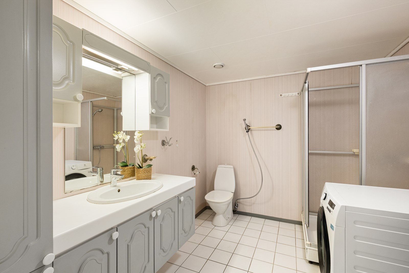 . Badet er funksjonelt innredet med servant med gode oppbevaringsmuligheter, dusj, toalett og opplegg for vaskemaskin. Galleribilde