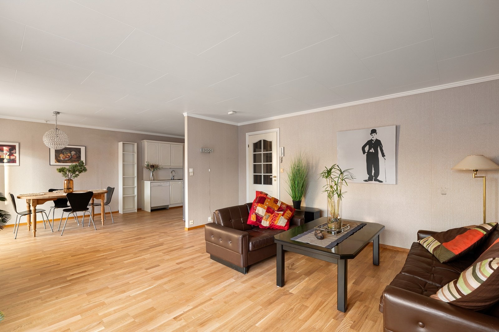 Leiligheten byr på en romslig og åpen stue-/kjøkkenløsning. Galleribilde