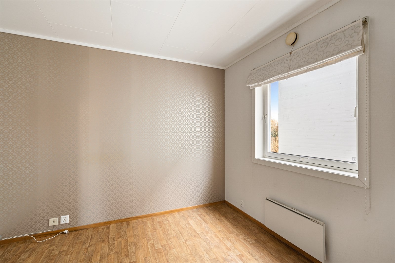 Hovedsoverommet er romslig og har plass til dobbeltseng, nattbord og garderobeløsning. Galleribilde