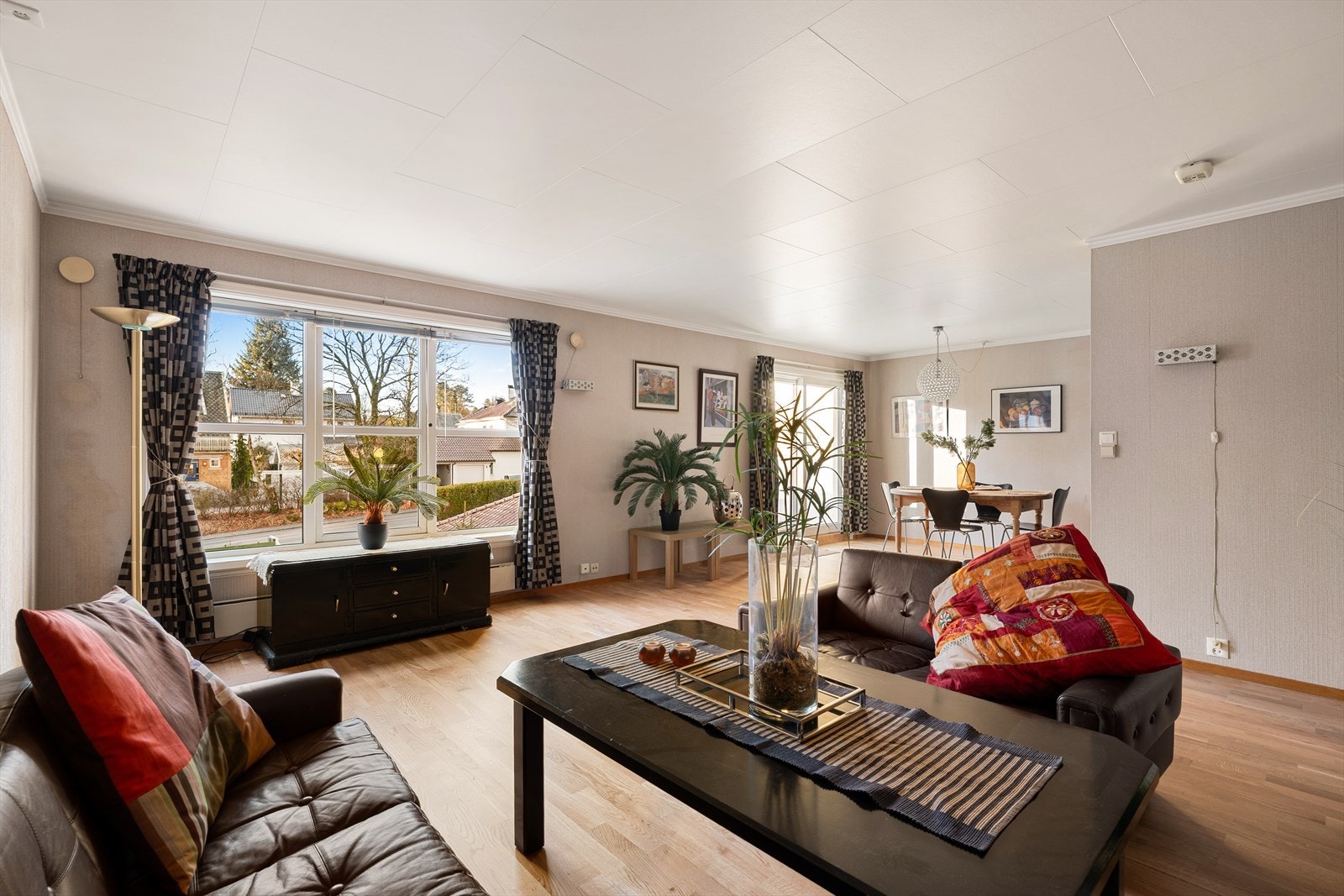 Velkommen til en lys og innholdsrik leilighet med attraktiv beliggenhet midt i Sandnes sentrum! Galleribilde