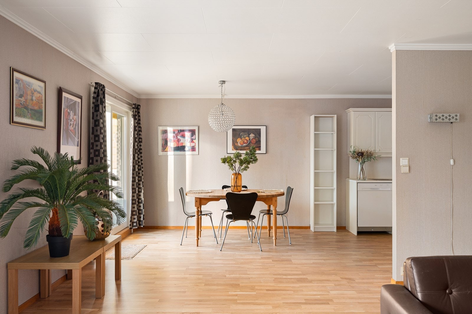 Stue/kjøkken har store vindusflater som gir rikelig med naturlig lys og en behagelig romfølelse. Galleribilde