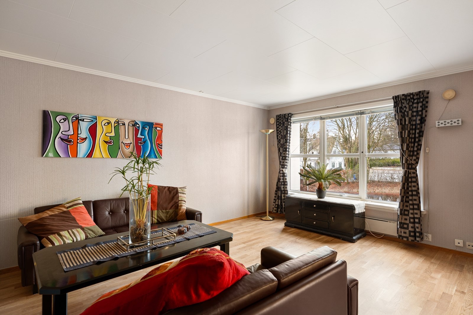 Her bor du med gangavstand til alt du trenger i hverdagen - butikker, kollektivtransport, serveringstilbud og servicetilbud. Galleribilde