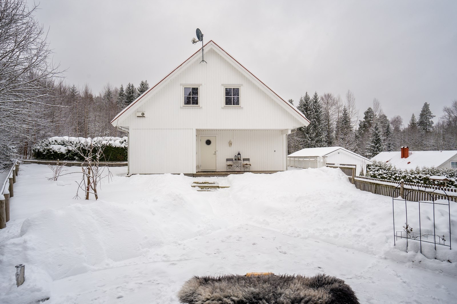 Det er rikelig med trygg boltreplass i sen stor, inngjerdet hage. Galleribilde