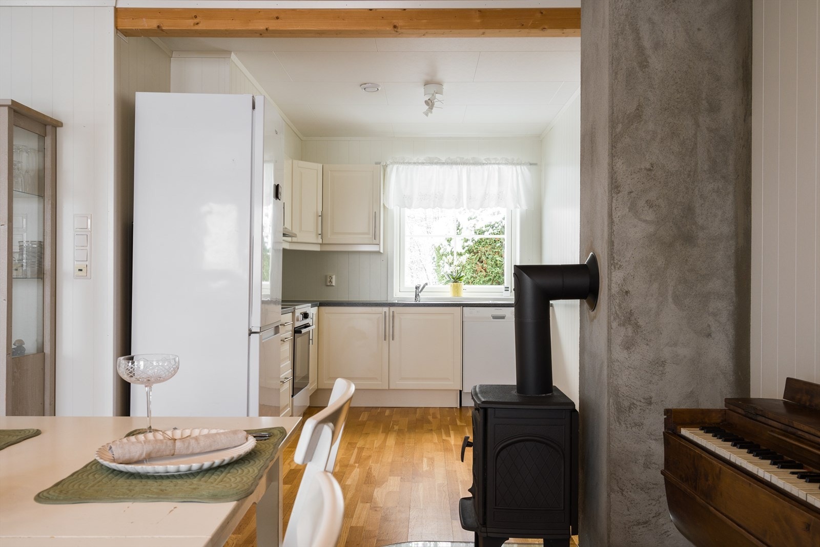 Kjøkkenet har et klassisk design med gode benkeflater og mye oppbevaringsplass. Galleribilde