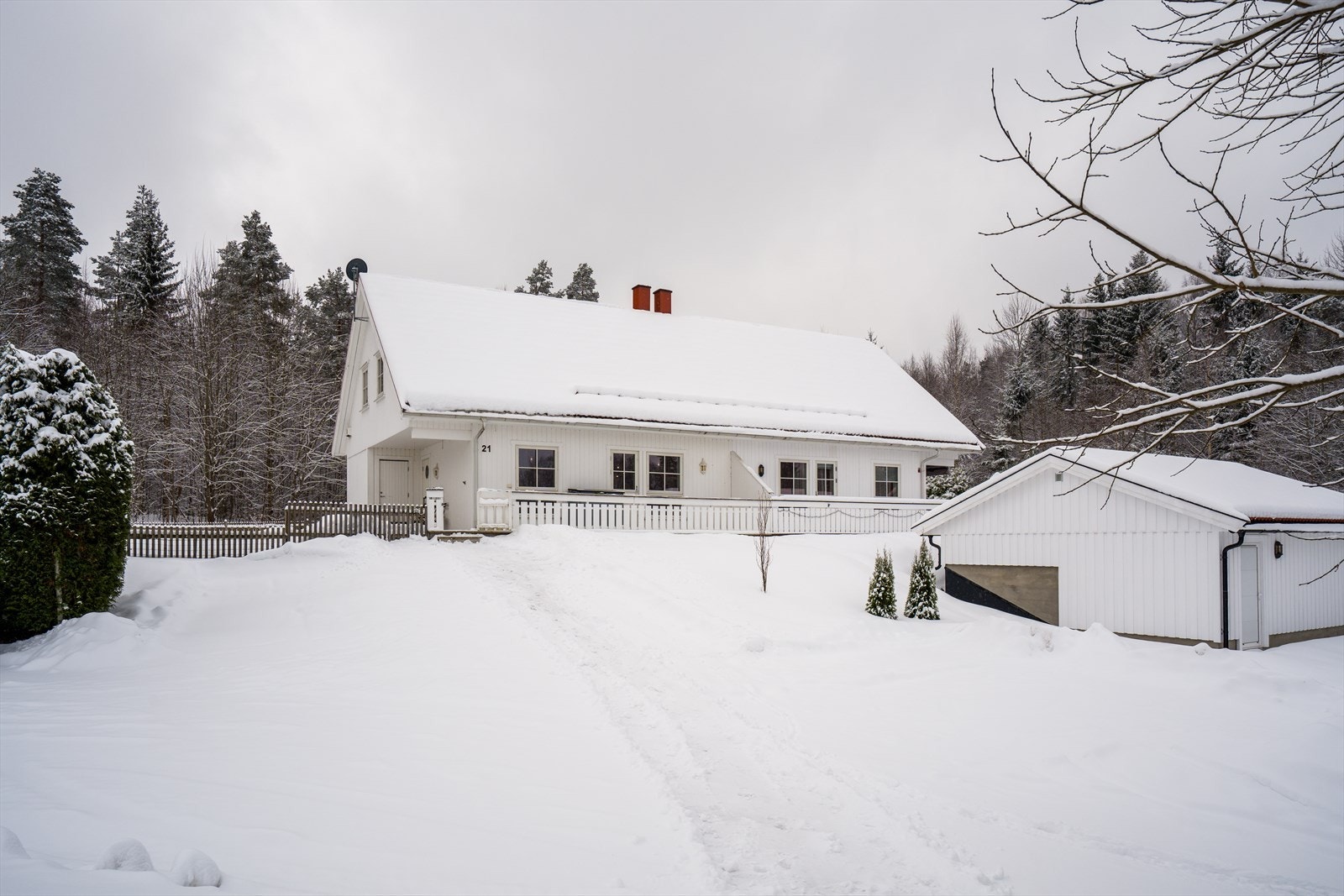 Eiendommen ligger landlig, rolig og barnevennlig til, lengst inn i en blindvei og tett på skog og mark. Galleribilde