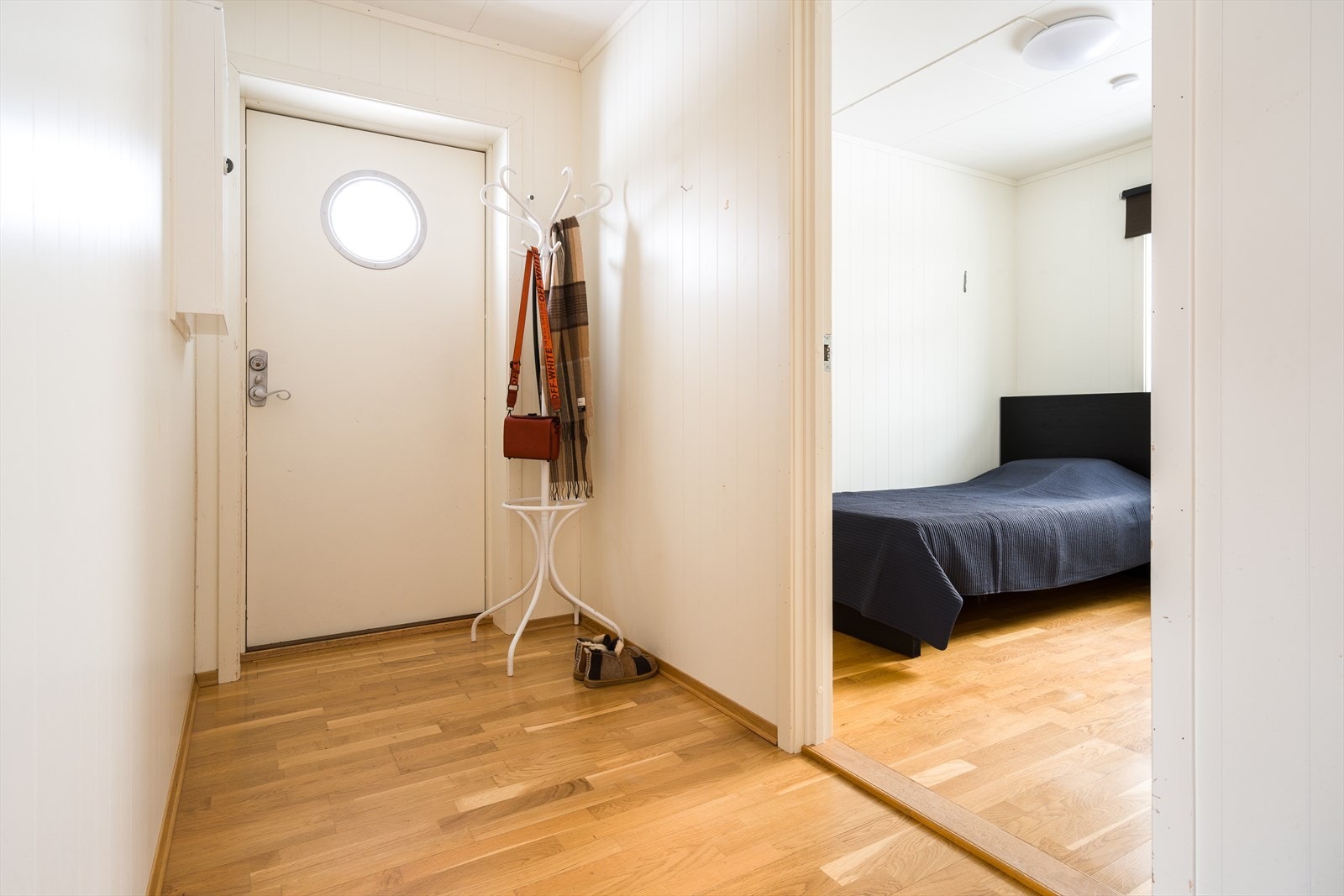 Vel inne blir vi ønsket velkommen i en fin entré med hvitmalt panel på veggene og trestavs parkett på gulv med gulvvarme. Galleribilde