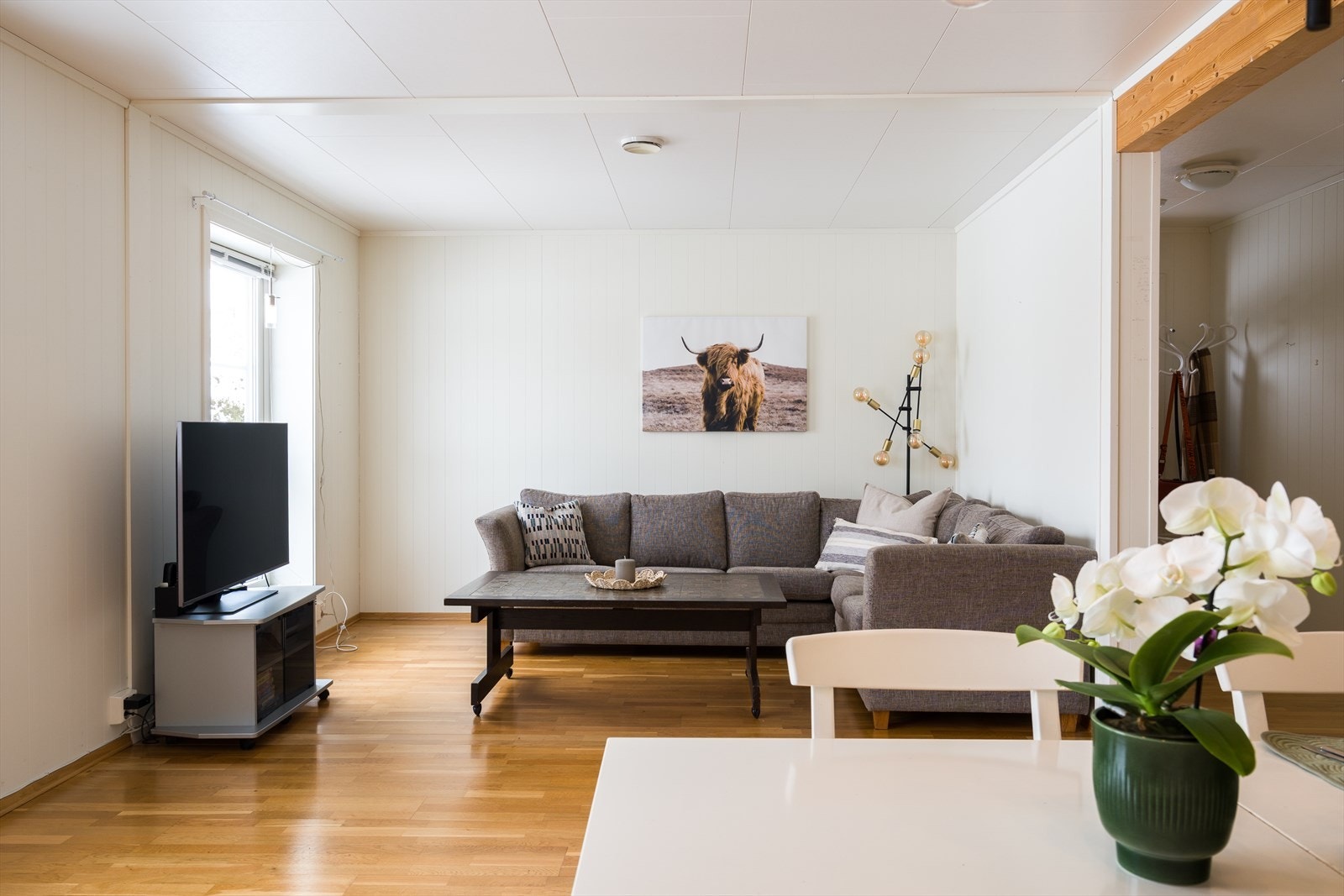 Stuen ligger i åpen løsning med kjøkkenet, og sammen danner de et luftig og pent allrom. Galleribilde