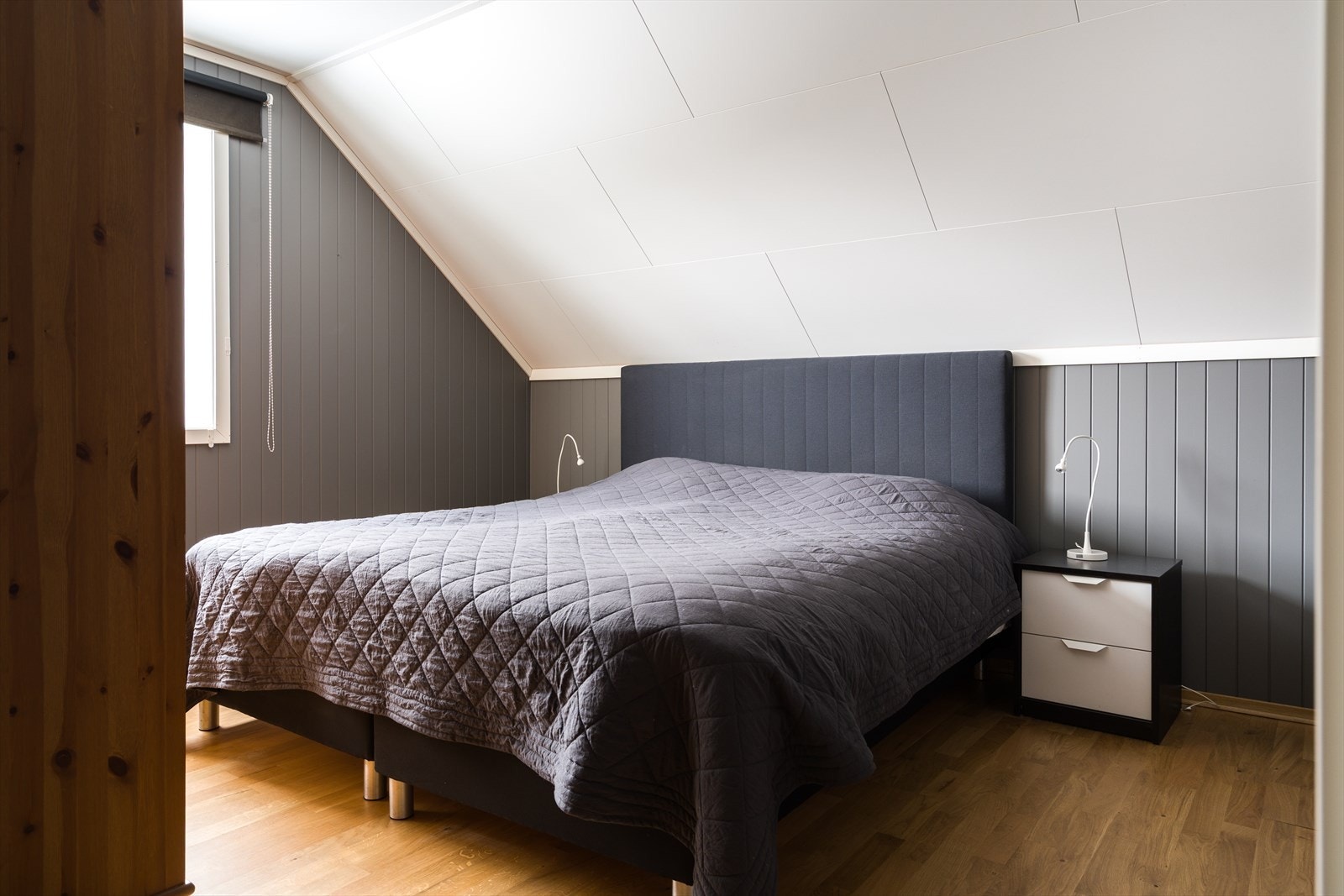 Soverommene i andre etasje er malt opp i en tidsmessig gråtone som står godt til parkettgulvet. Galleribilde