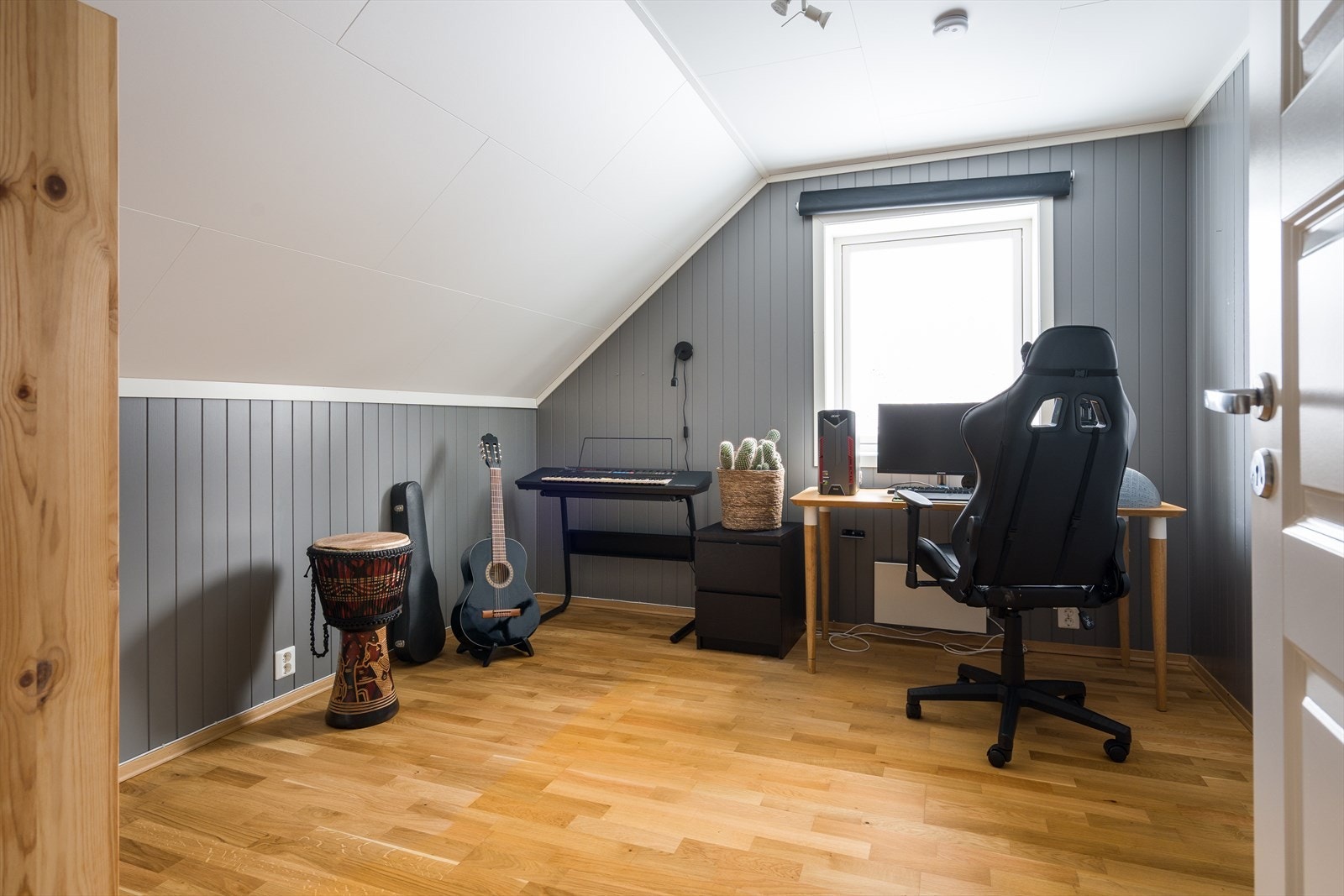 Det andre soverommet i andre etasje er i dag møblert som et kontor. Galleribilde