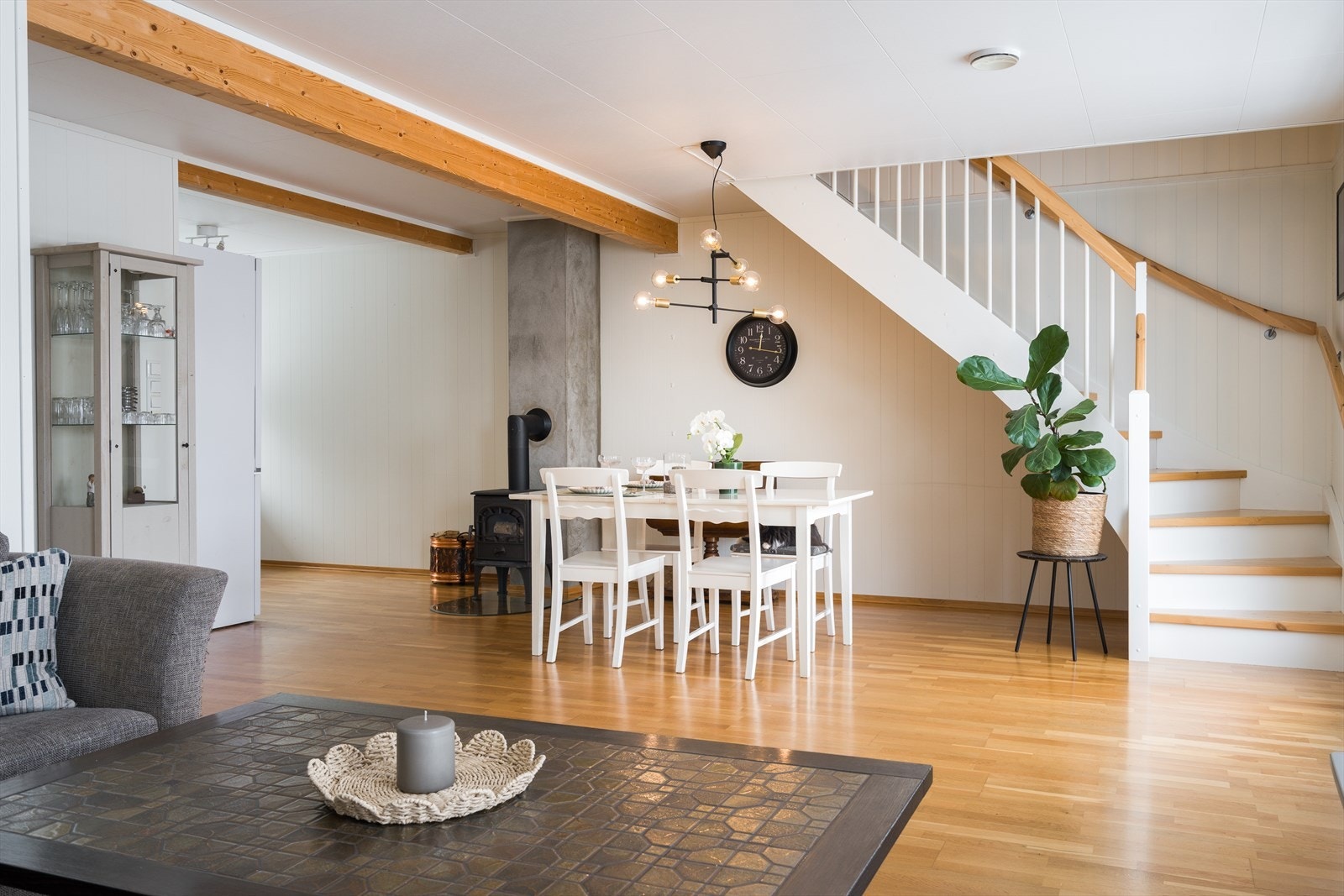 Den vinklede planløsningen, gir fine, definerte soner for møblering. Galleribilde