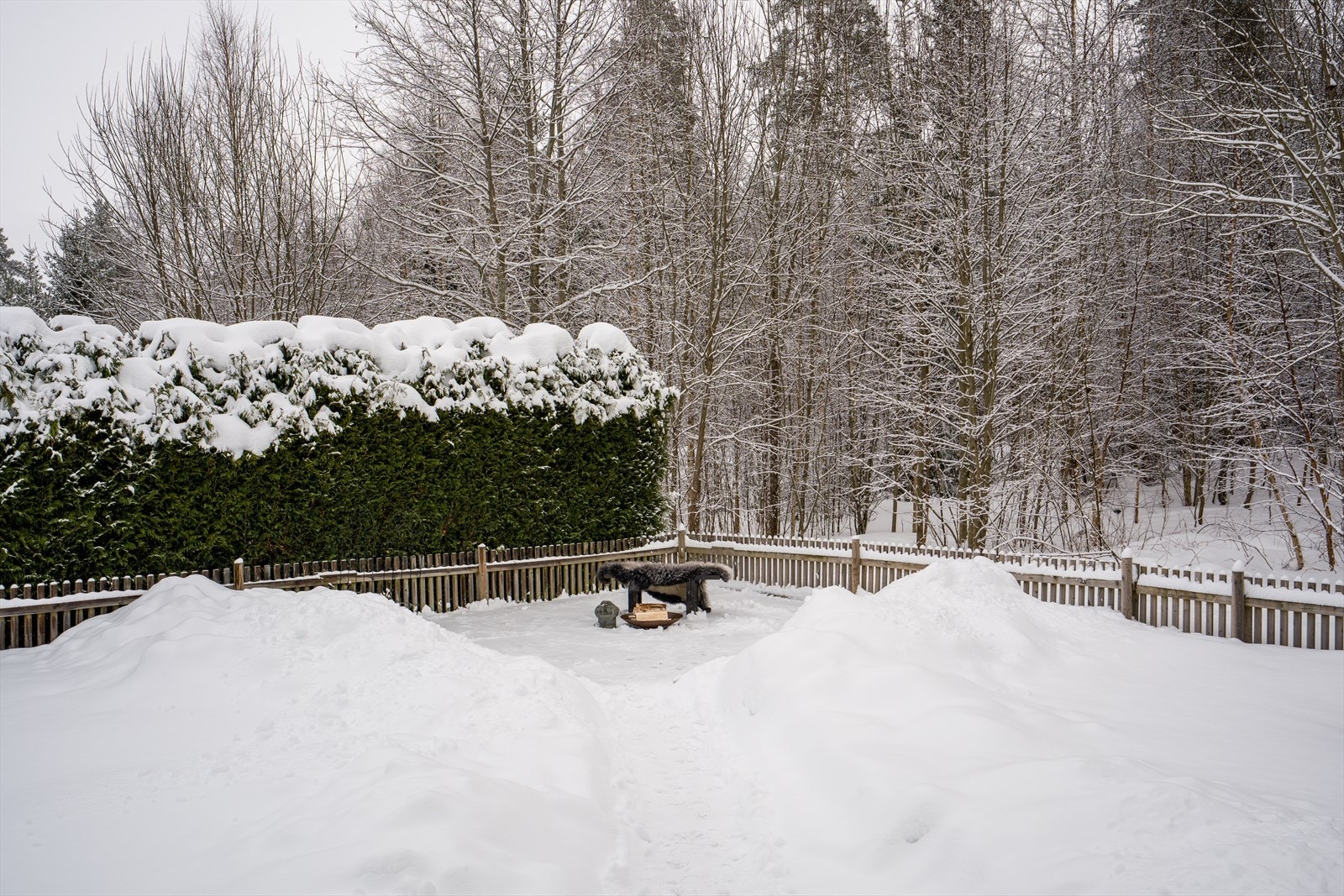 I hjørnet av hagen er det en platting på ca. 18 kvm. Galleribilde