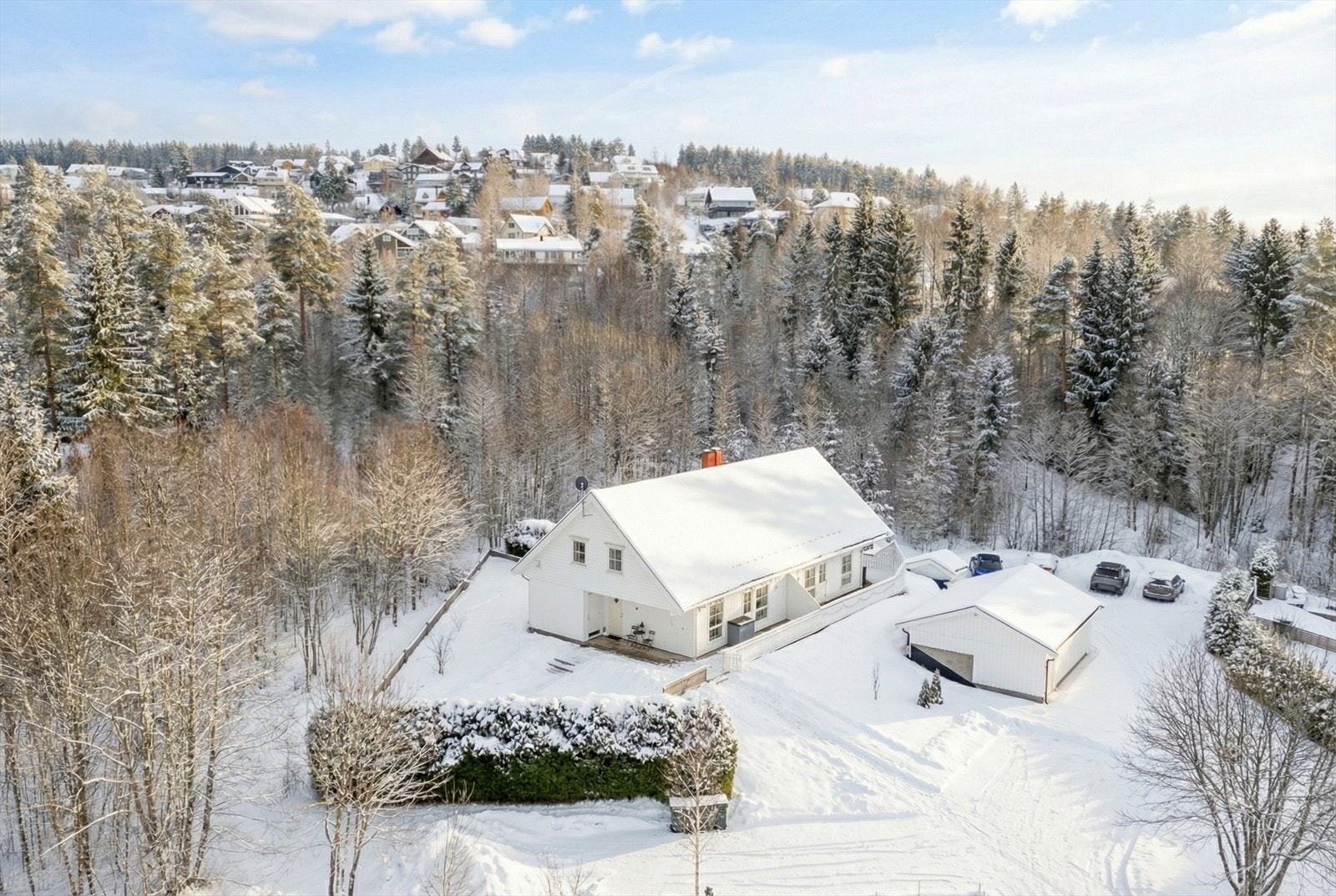 Velkommen til Grendehusvegen 21 - en velholdt og pen halvpart av tomannsbolig fra 2010! Foto: Hilde Hugsand (bilde er AI redigert). Galleribilde