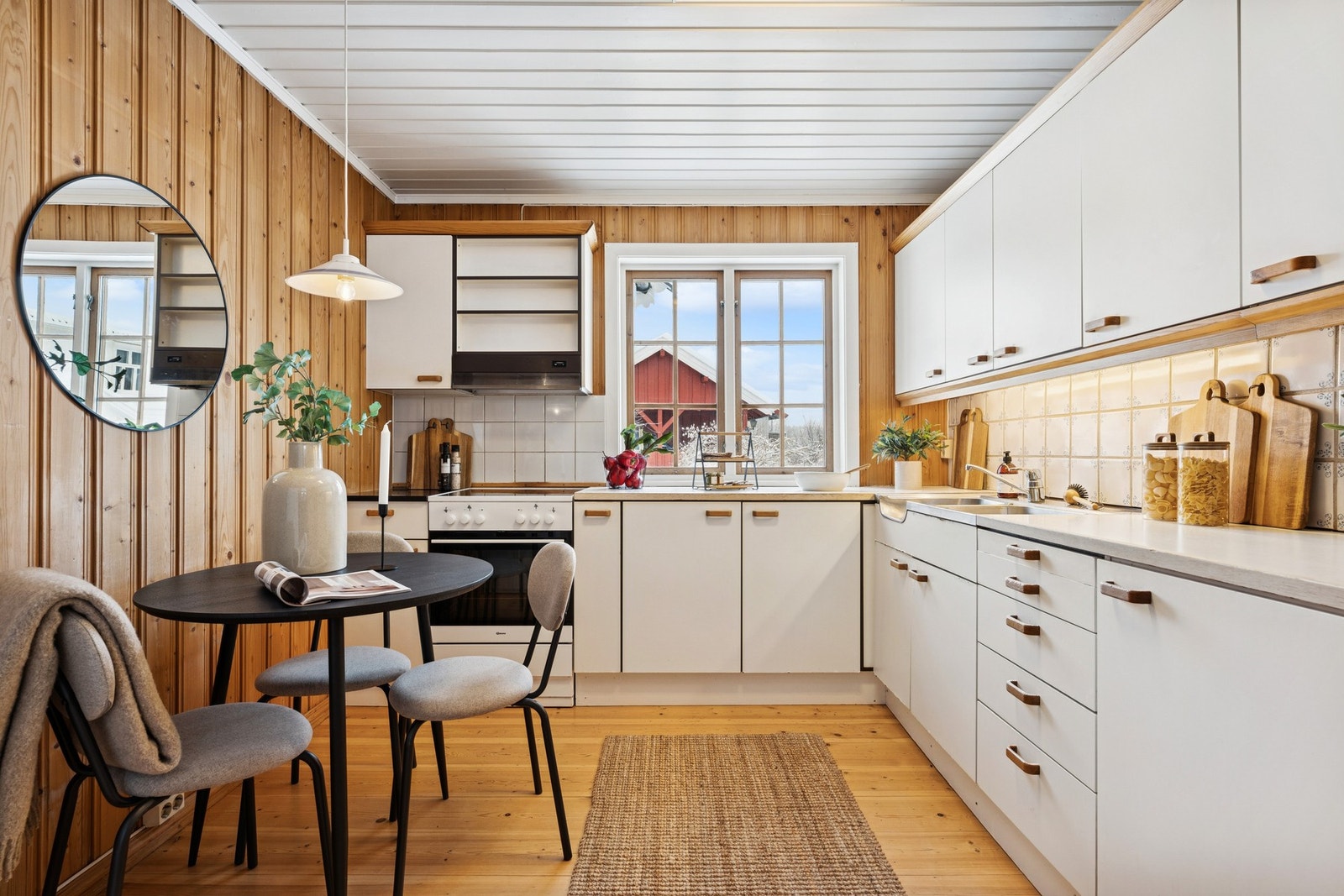 Lyst Norema kjøkken med plass til et lite kjøkkenbord. Galleribilde