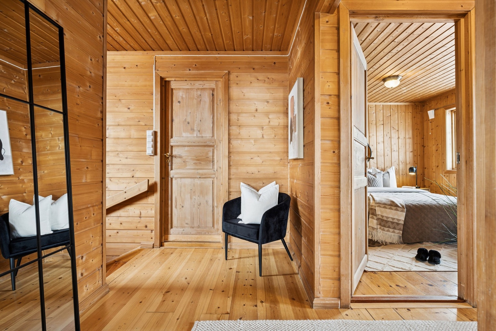 Gang med trappeforbindelse mellom etasjene og adkomst til både bad og soverom i hovedetasjen. Galleribilde