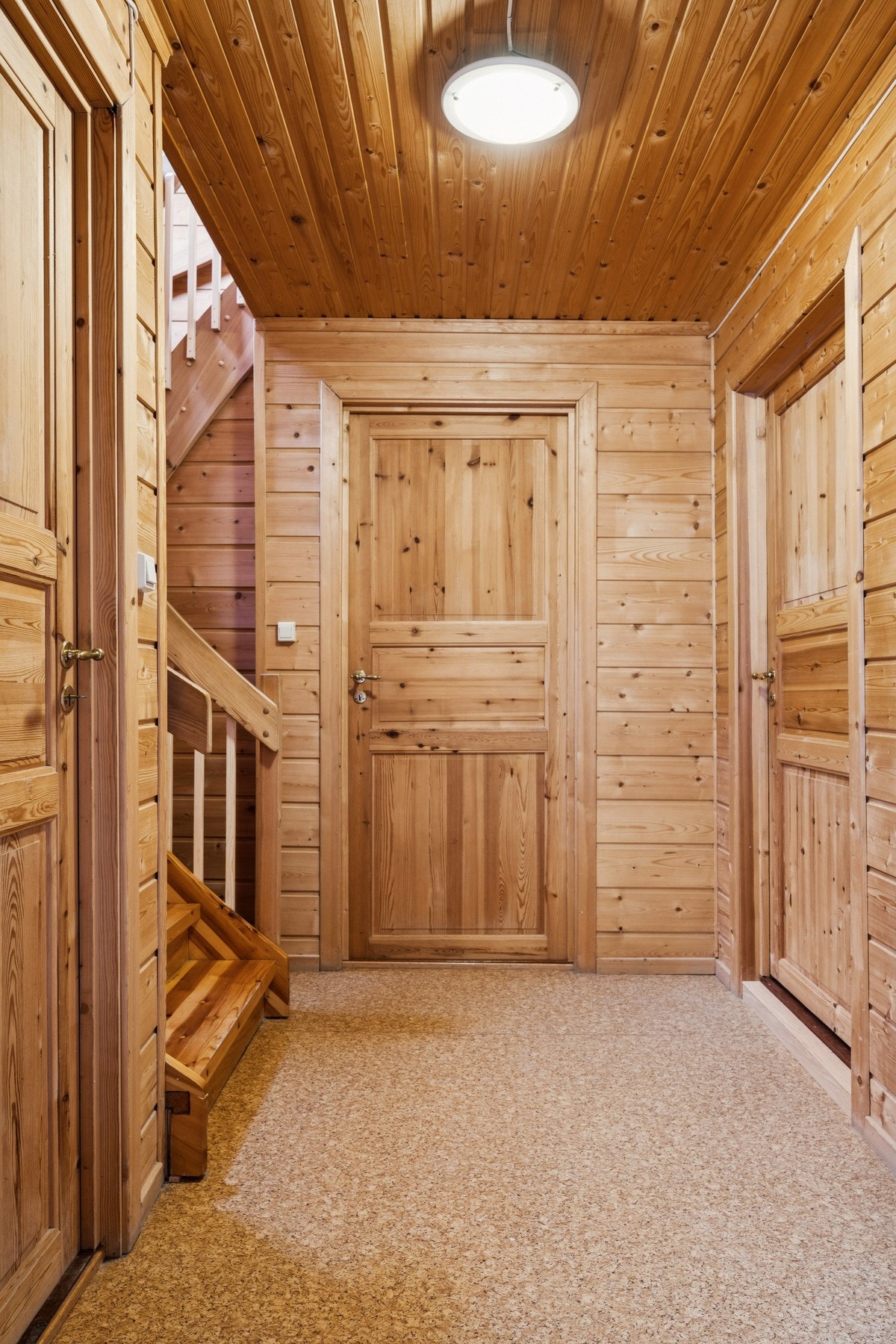 Gang i underetasjen med adkomst til flere rom og bodarealer. Galleribilde