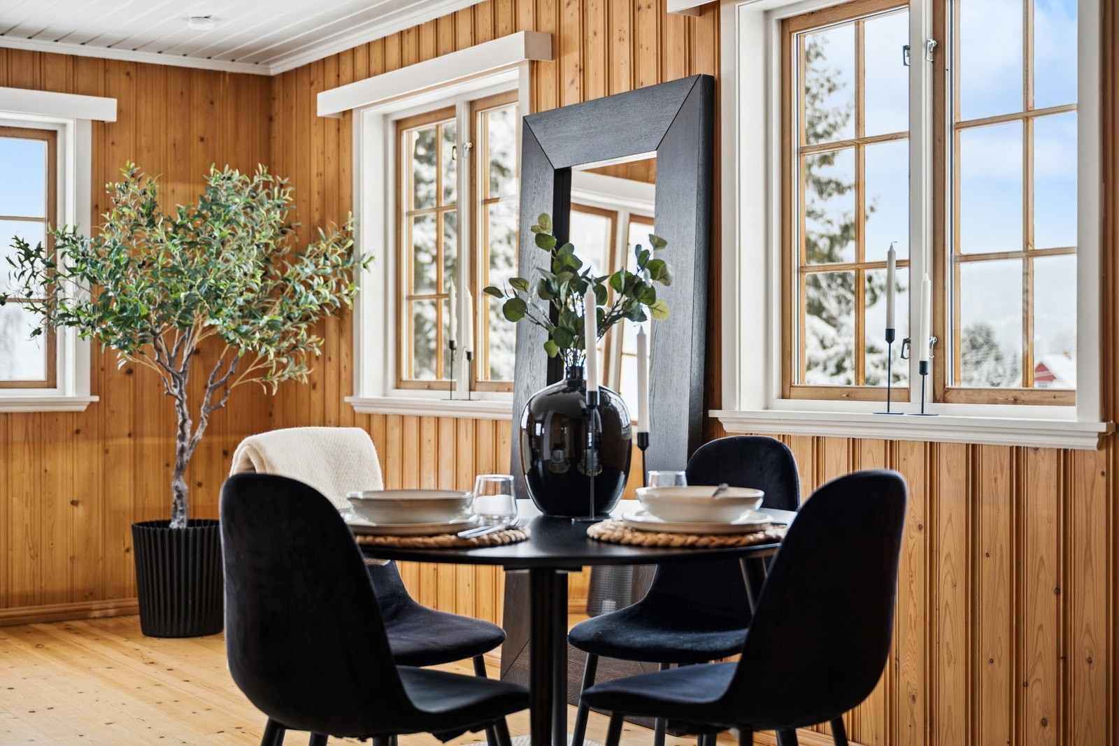 Inviter venner og familie over for et herlig måltid rundt spisestuen. Galleribilde