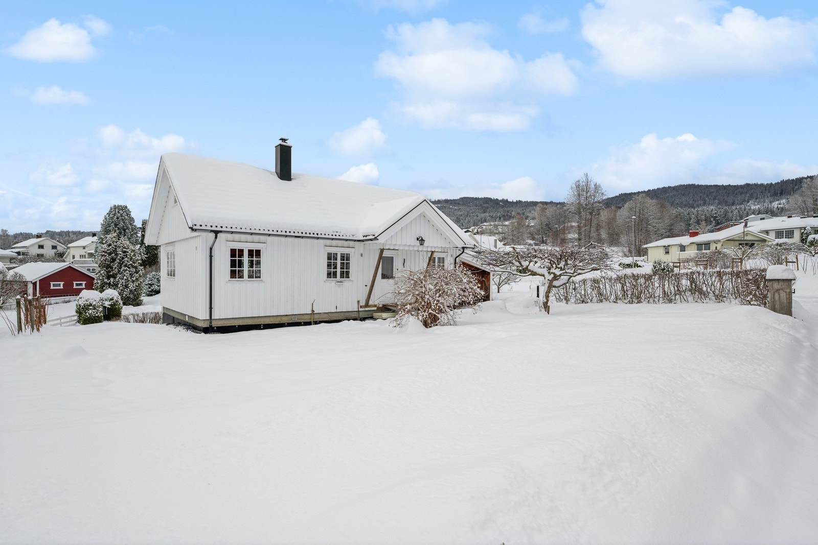 Her bor du rolig og tilbaketrukket, samtidig som du har kort vei til skole, barnehage, dagligvare og flotte friluftsområder. Ny E16 gir enkel pendleravstand mot Gran, Gardermoen og Oslo. Galleribilde