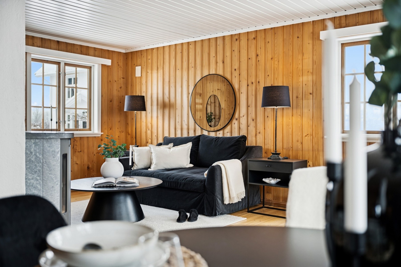 Hyggelige detaljer og varm trepanel gir boligen et lunt og hjemmekoselig preg. Galleribilde