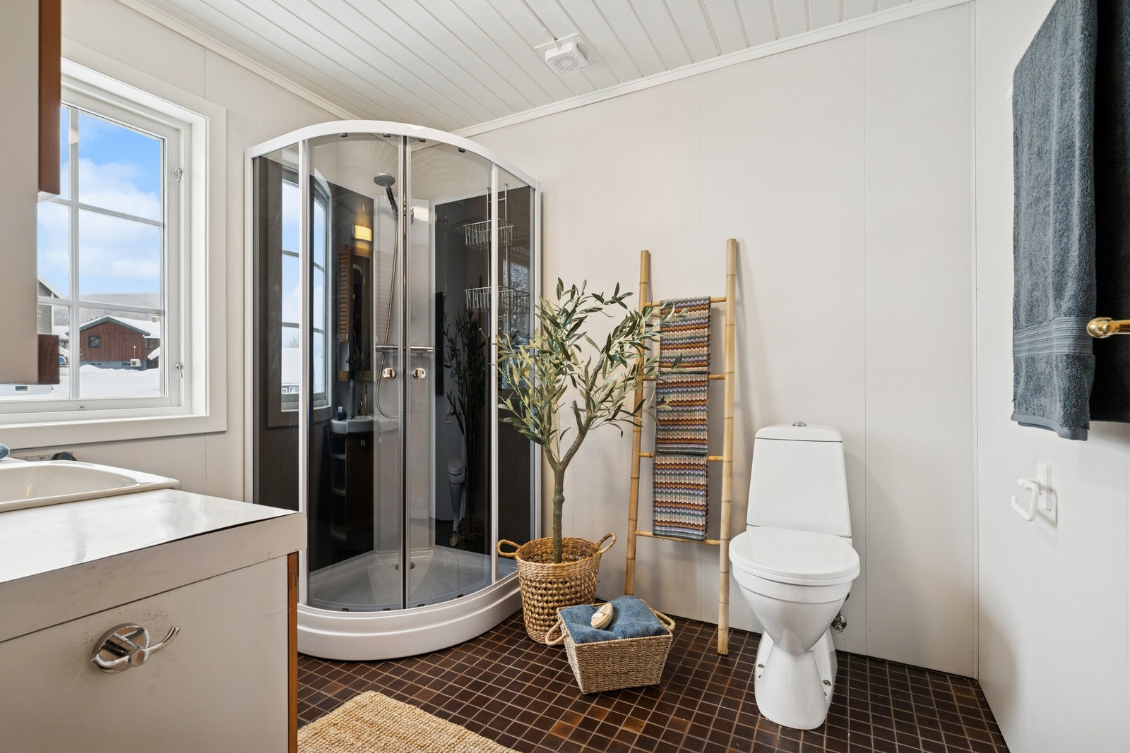 Et lyst og tidløst baderom. Galleribilde