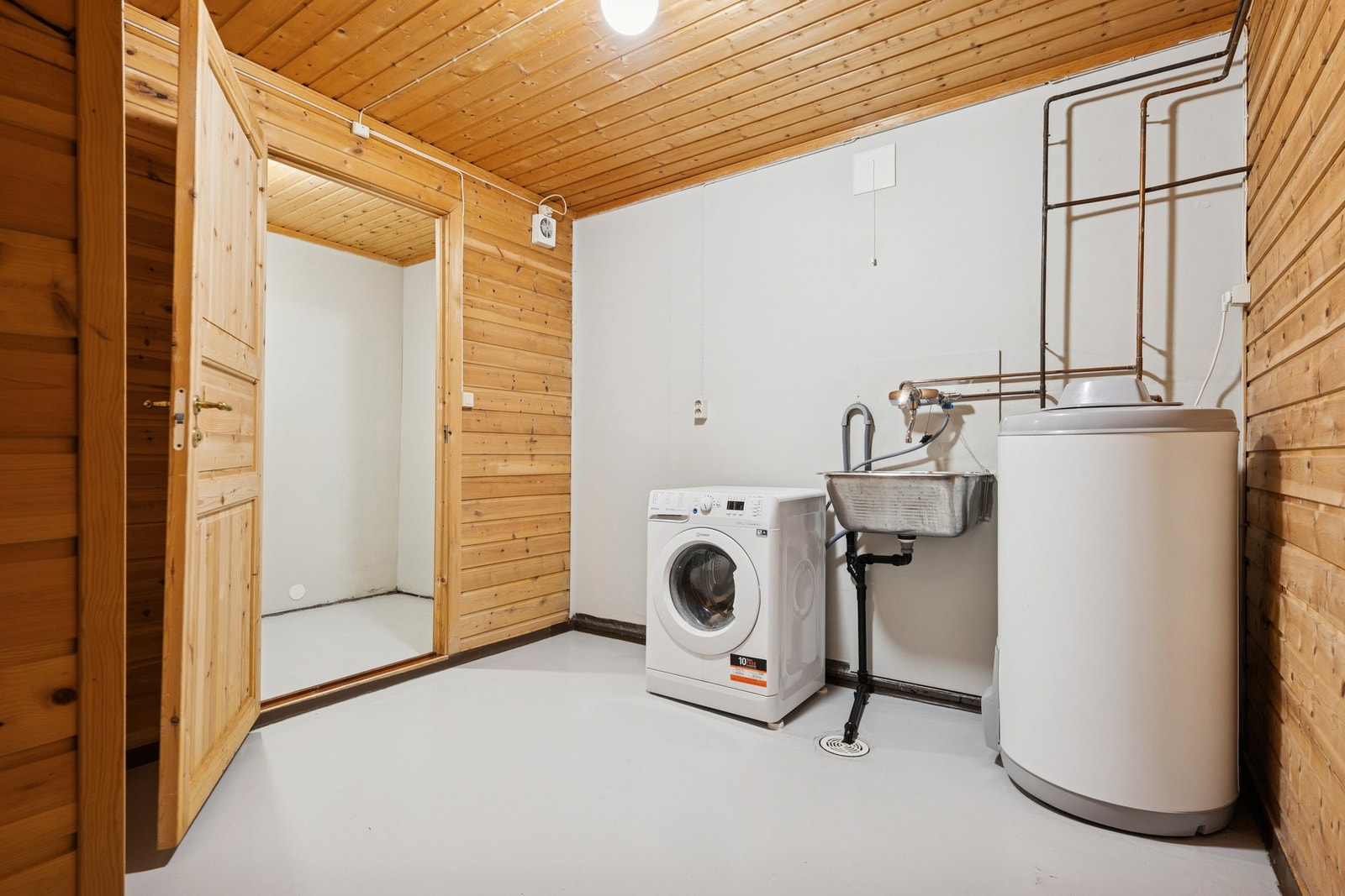 Praktisk vaskerom/teknisk rom med opplegg for vaskemaskin, utslagsvask og varmtvannsbereder. Galleribilde