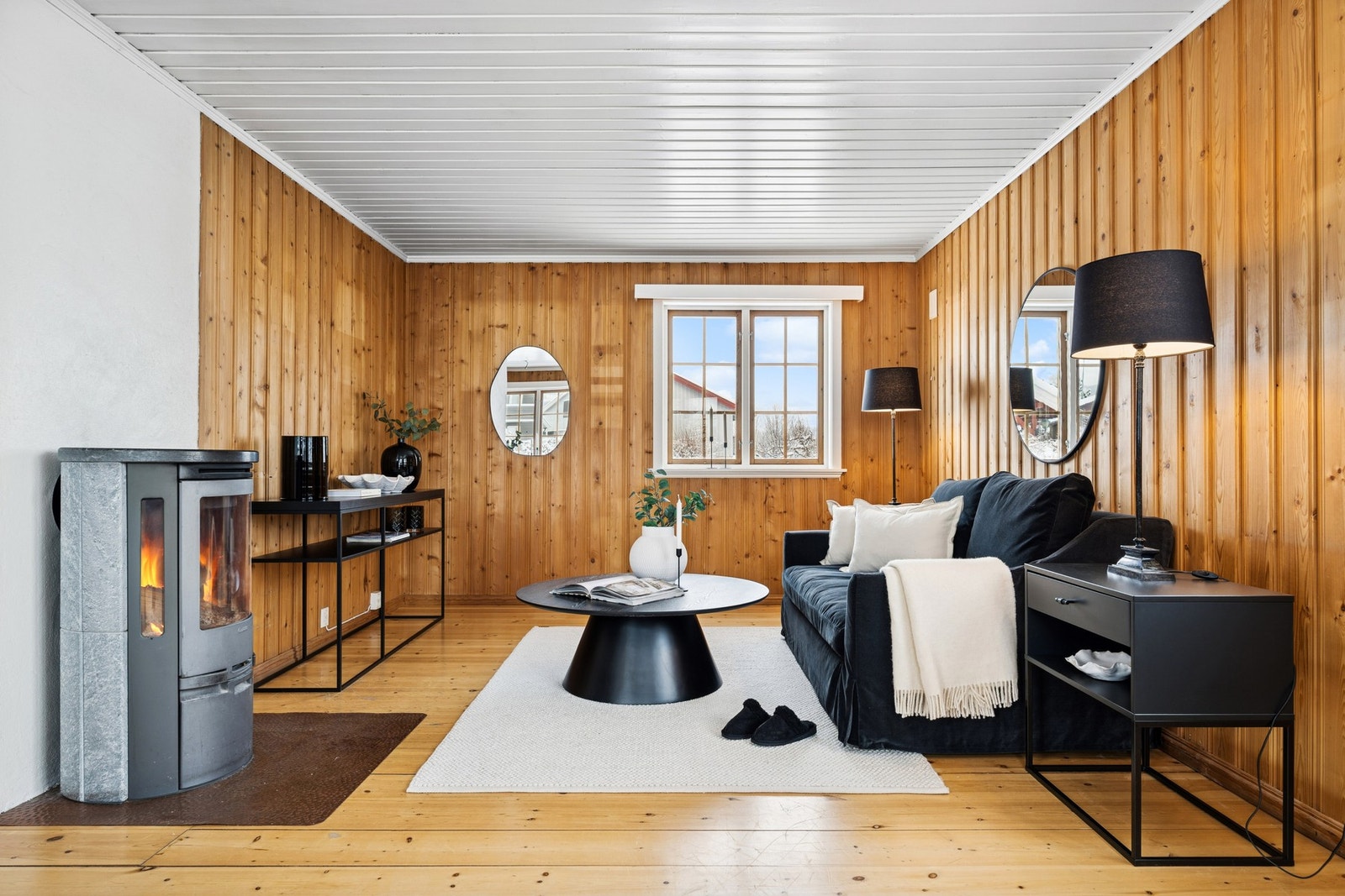 Stuen har fin plass til sofagruppe og annet møblement. Galleribilde