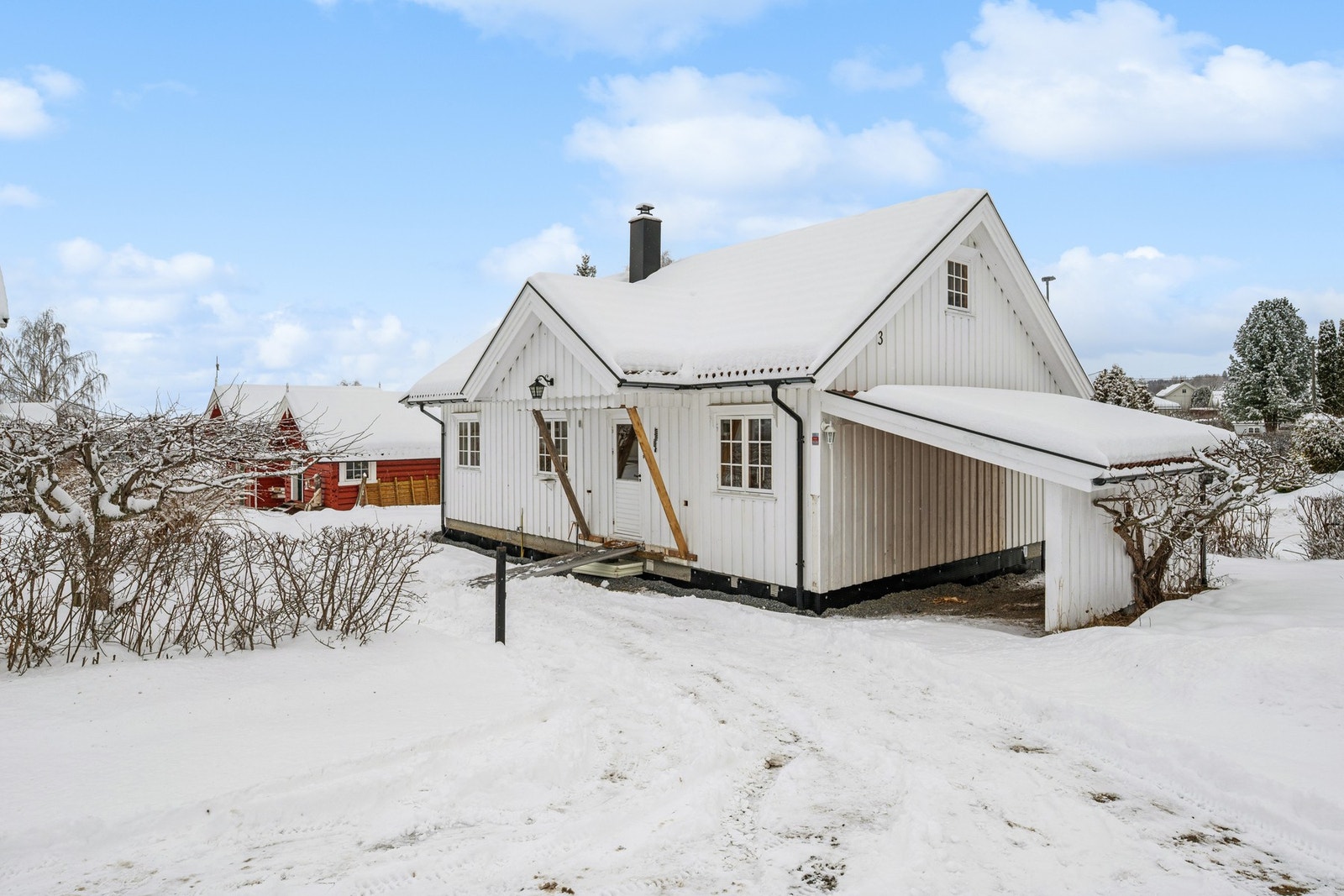Parkering i carport og på egen tomt. Inngangspartiet og bakvegg på carport blir montert av selger. Galleribilde