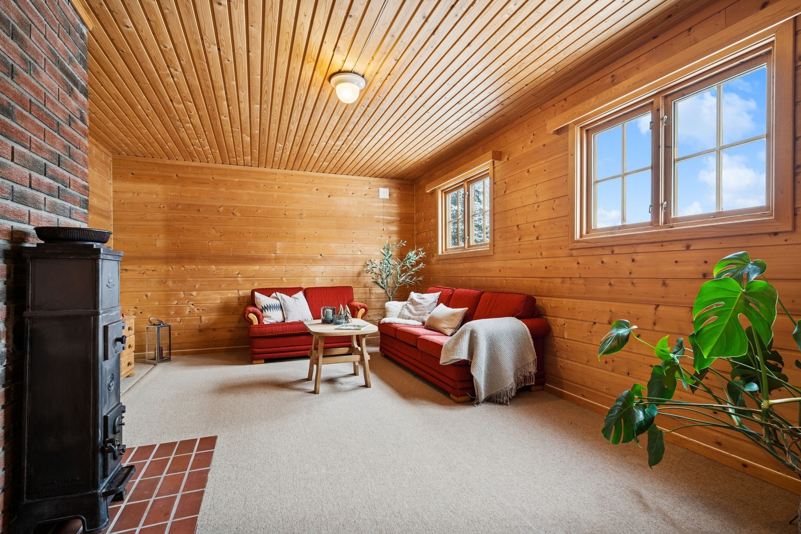 Et rom nede er innredet som stue, men kan fint brukes som soverom om man har behov for flere soverom. Galleribilde