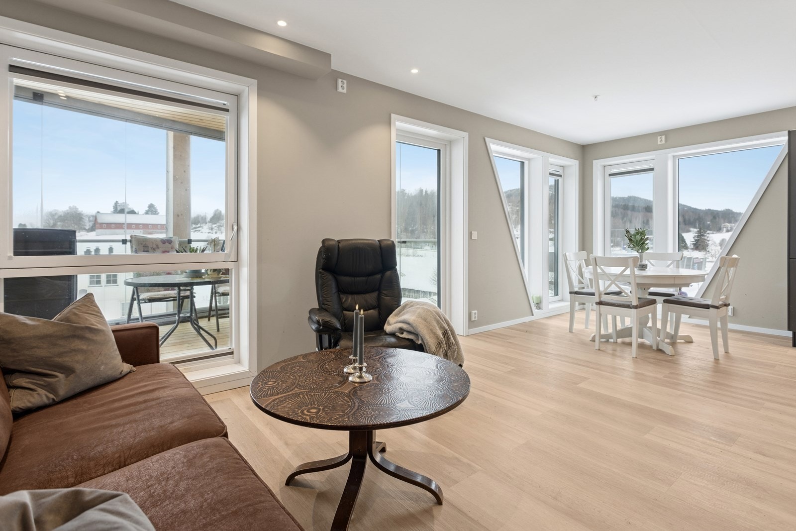 Stuen kan innredes med to soner og det er god plass til spisebord. Galleribilde