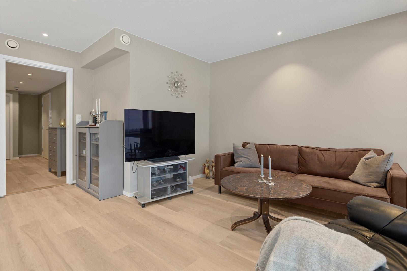 Leiligheten har laminatgulv og behagelige farger på veggene. Galleribilde