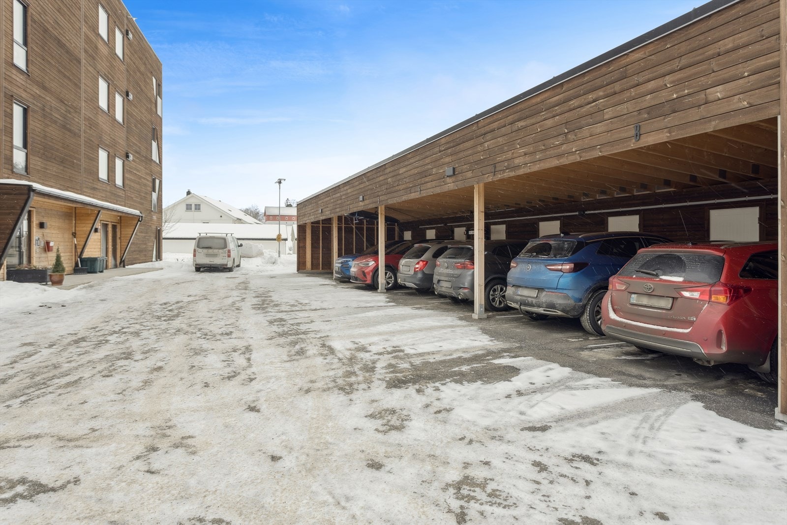 Parkeringsplass i carport og sportsbod. Galleribilde