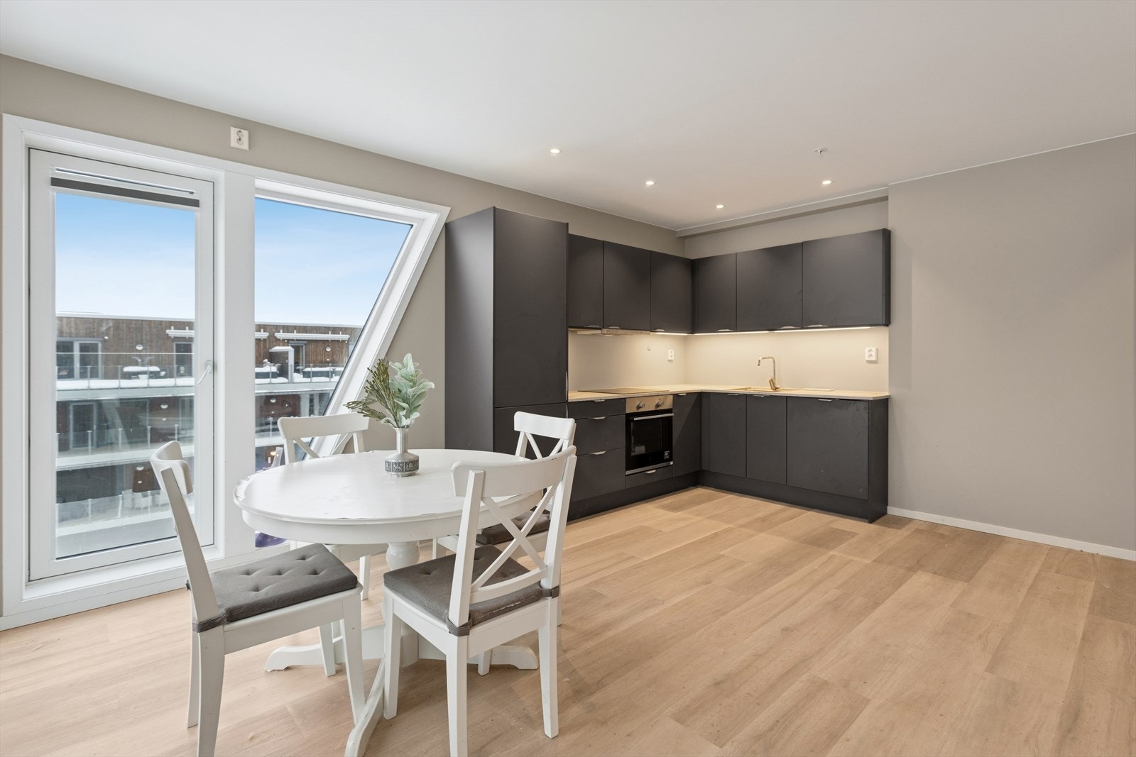 Leiligheten har arealeffektiv planløsning og vannbåren gulvvarme. Galleribilde