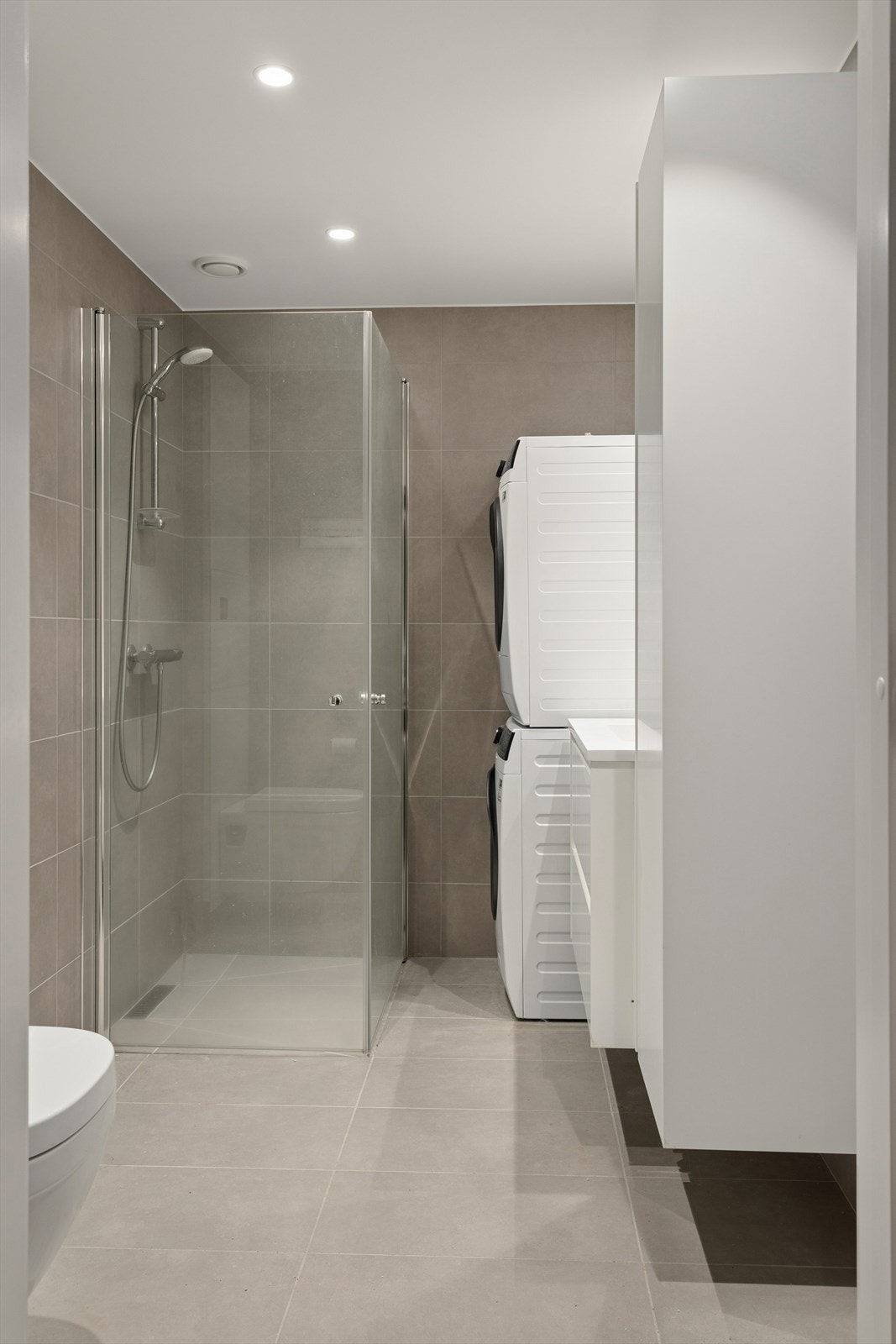 Badet er innredet med servantmøblement og høyskap. Galleribilde