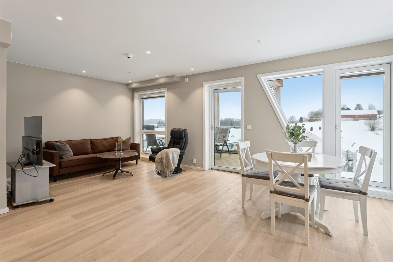 Stuen har spotter i taket og det er montert lamellgardiner foran enkelte vinduer. Galleribilde